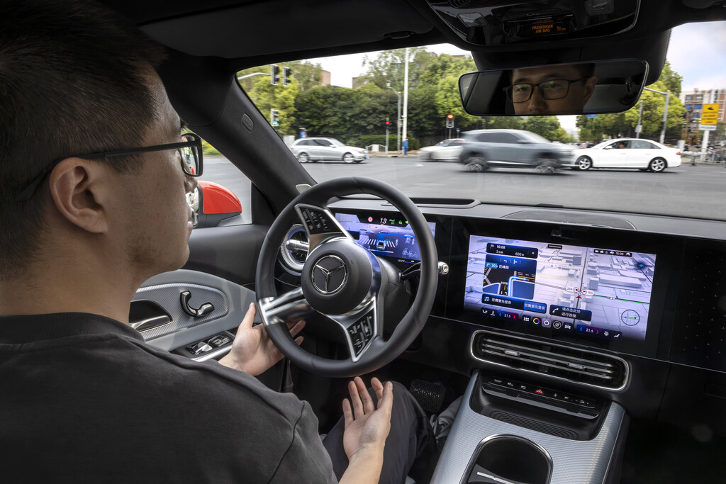 Los fabricantes han llenado los coches de asistentes de seguridad. Lo peor no es que no los usemos: es que ni los entendemos