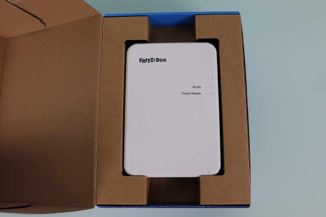 Interior de la caja del router AVM FRITZBox 6860 5G