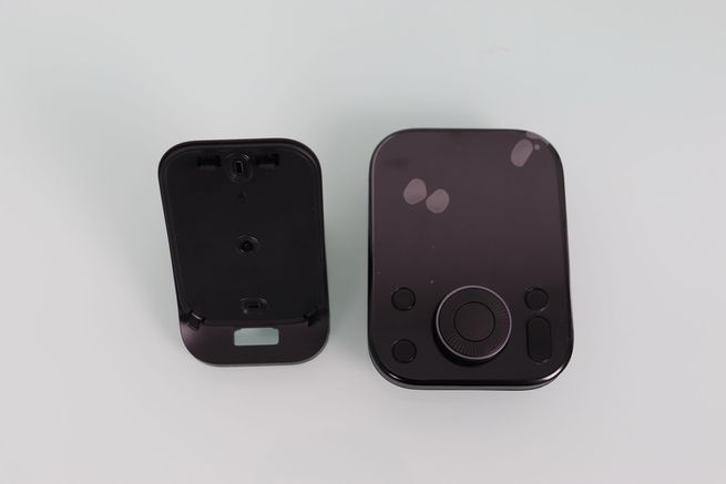 Base del SwitchBot Hub 3 para colocarlo encima de una mesa