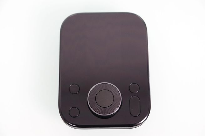 Frontal del SwitchBot Hub 3 con pantalla y botones físicos y táctiles