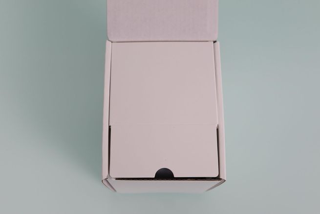 Interior de la caja del SwitchBot Hub 3