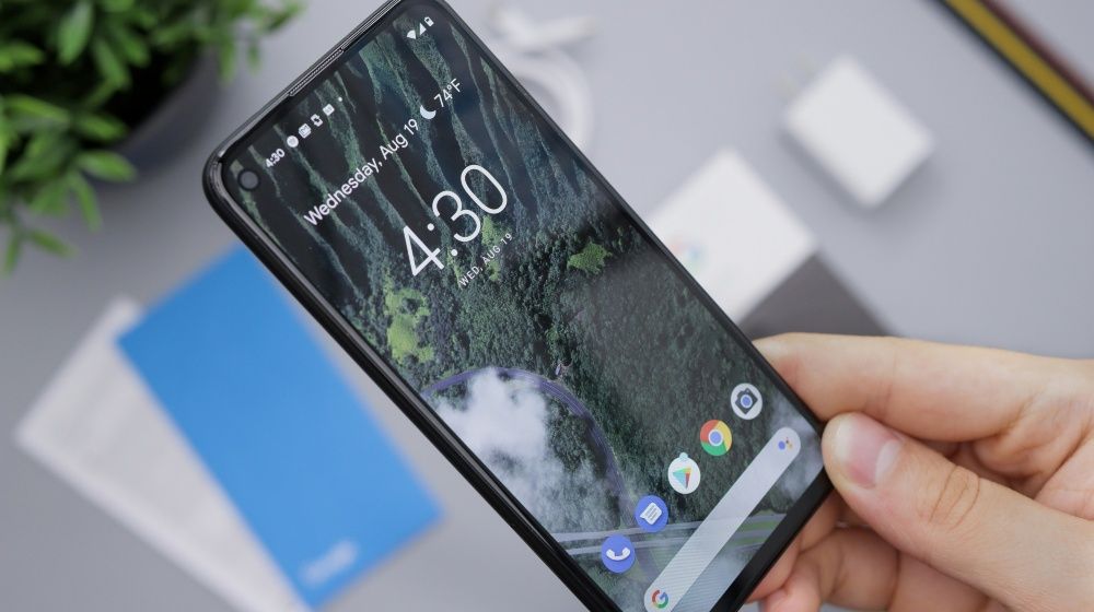 Pantalla de llamada entrante en un móvil Android mostrando una alerta en color rojo con el texto 'Posible fraude', demostrando la función de la app.