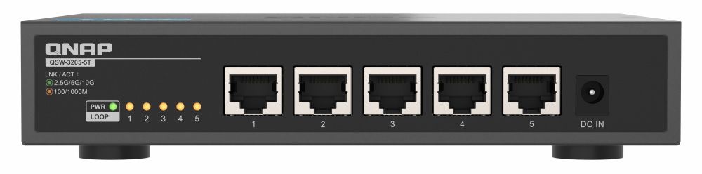 Detalle de los cinco puertos RJ45 10GBASE-T y los LEDs indicadores de estado y velocidad del switch no gestionable QNAP QSW-3205-5T.