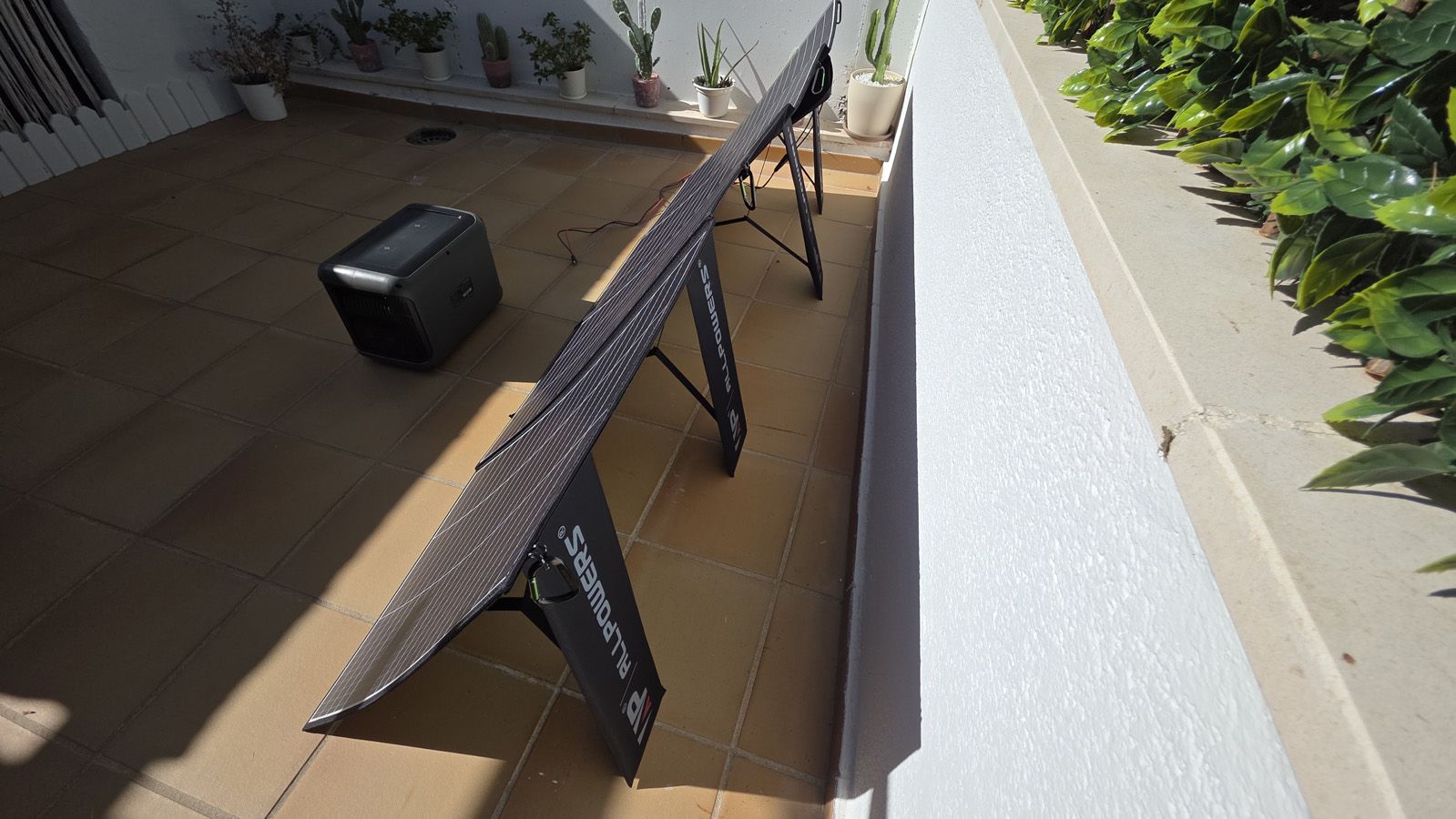 AllPowers Estación de energía R2500 con panel solar SP037