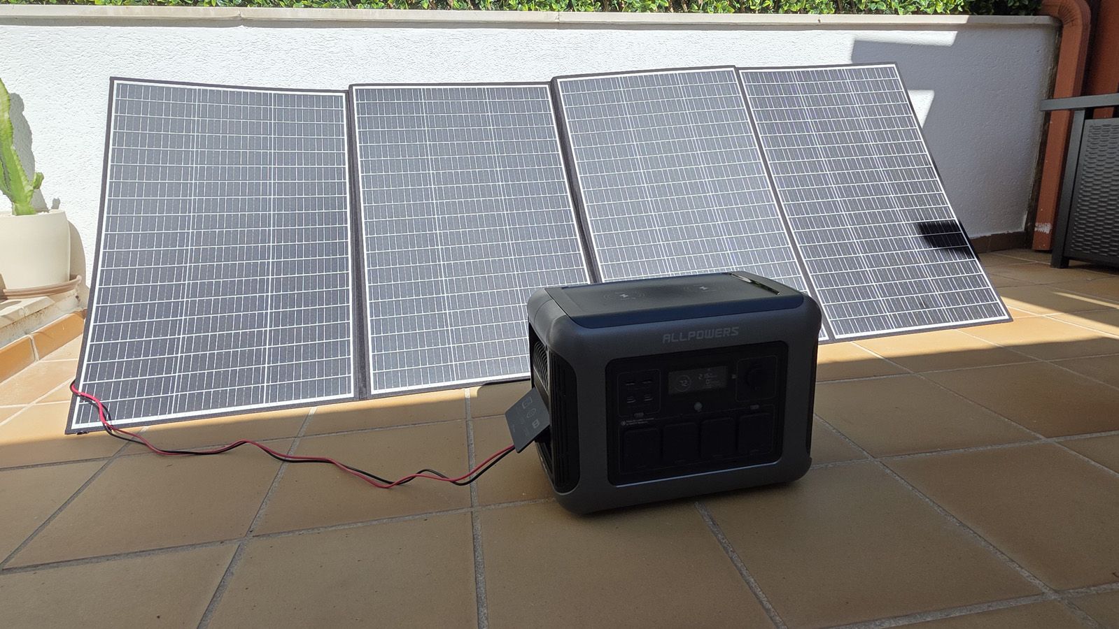 AllPowers Estación de energía R2500 con panel solar SP037
